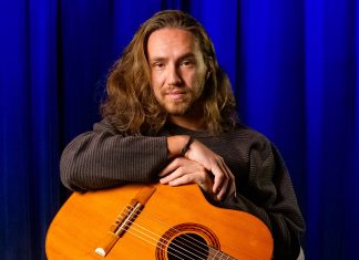 Vitor Kley regrava canção do Barão Vermelho e recicla sete músicas do próprio repertório em álbum redundante