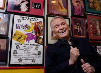 Bob Mackie, ‘estilista das estrelas’ que vestiu Madonna e Cher, morre aos 87 anos