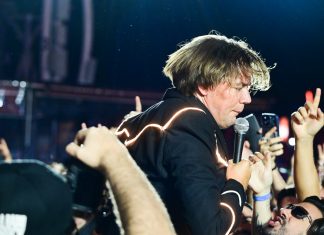 The Hives faz Rock in Rio virar garagem com peso, pose e muita falação em português