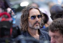 Durante julgamento por crimes sexuais, Russell Brand é acusado de tentar arrastar mulher para banheiro