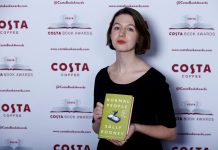 Sally Rooney deixará de ter livros distribuídos no Reino Unido após apoiar grupo pró-Palestina classificado como terrorista
