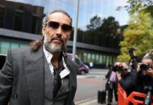 Em depoimento, mulher diz que Russell Brand a obrigou a tirar fotos dele seminu