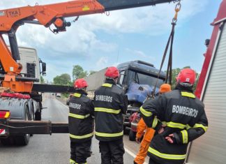 Duas pessoas morrem após carro bater de frente com caminhão na BR-153