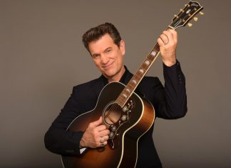 Chris Isaak vem ao Brasil pela 1ª vez e exalta Elvis Presley: ‘Antes dele, não havia nada’