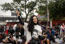 Idosas, mães e filhas e fãs com roupas tradicionais coreanas: BTS reúne diferentes gerações em fila para show