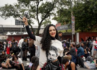 Idosas, mães e filhas e fãs com roupas tradicionais coreanas: BTS reúne diferentes gerações em fila para show