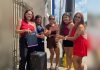 Mulher comemora divórcio com espumante e música na saída de cartório no TO; VÍDEO