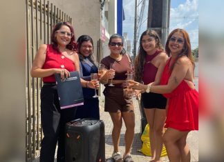 Mulher comemora divórcio com espumante e música na saída de cartório no TO; VÍDEO