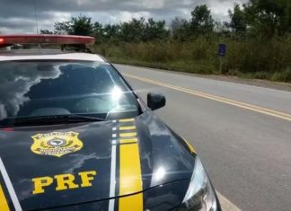 Carro sai da pista, capota e deixa duas pessoas mortas na BR-010, diz PRF