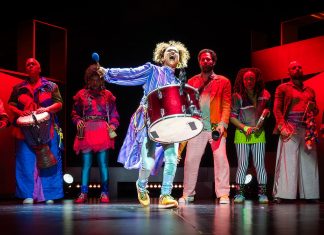Musical sobre Gonzaguinha tem vigor cênico, a ideologia firme do artista e a marca da Barca dos Corações Partidos